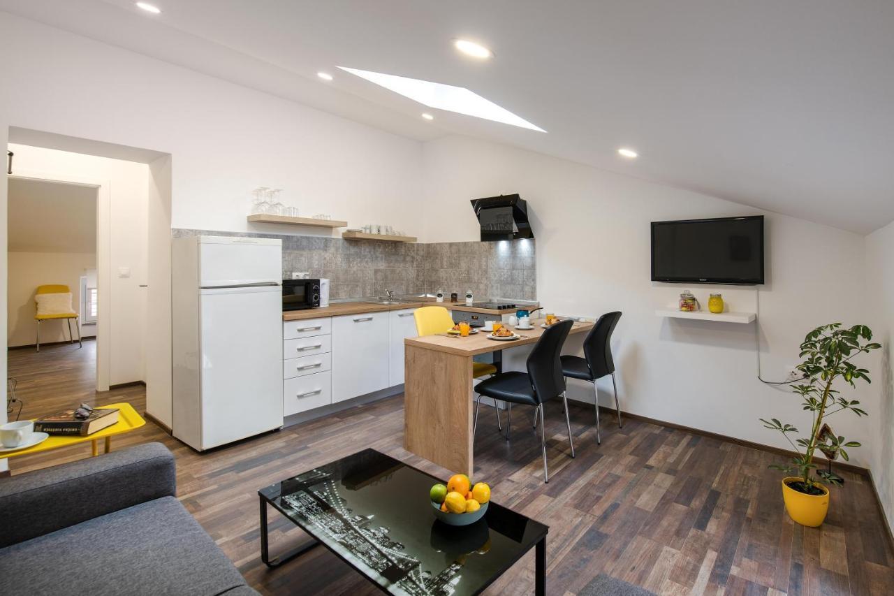 Hana - Attic Apartment In City Center Pula Exterior photo