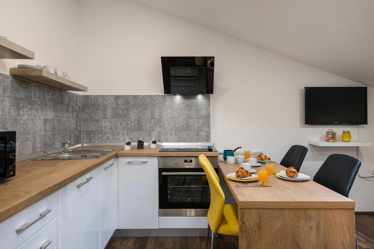 Hana - Attic Apartment In City Center Pula Exterior photo
