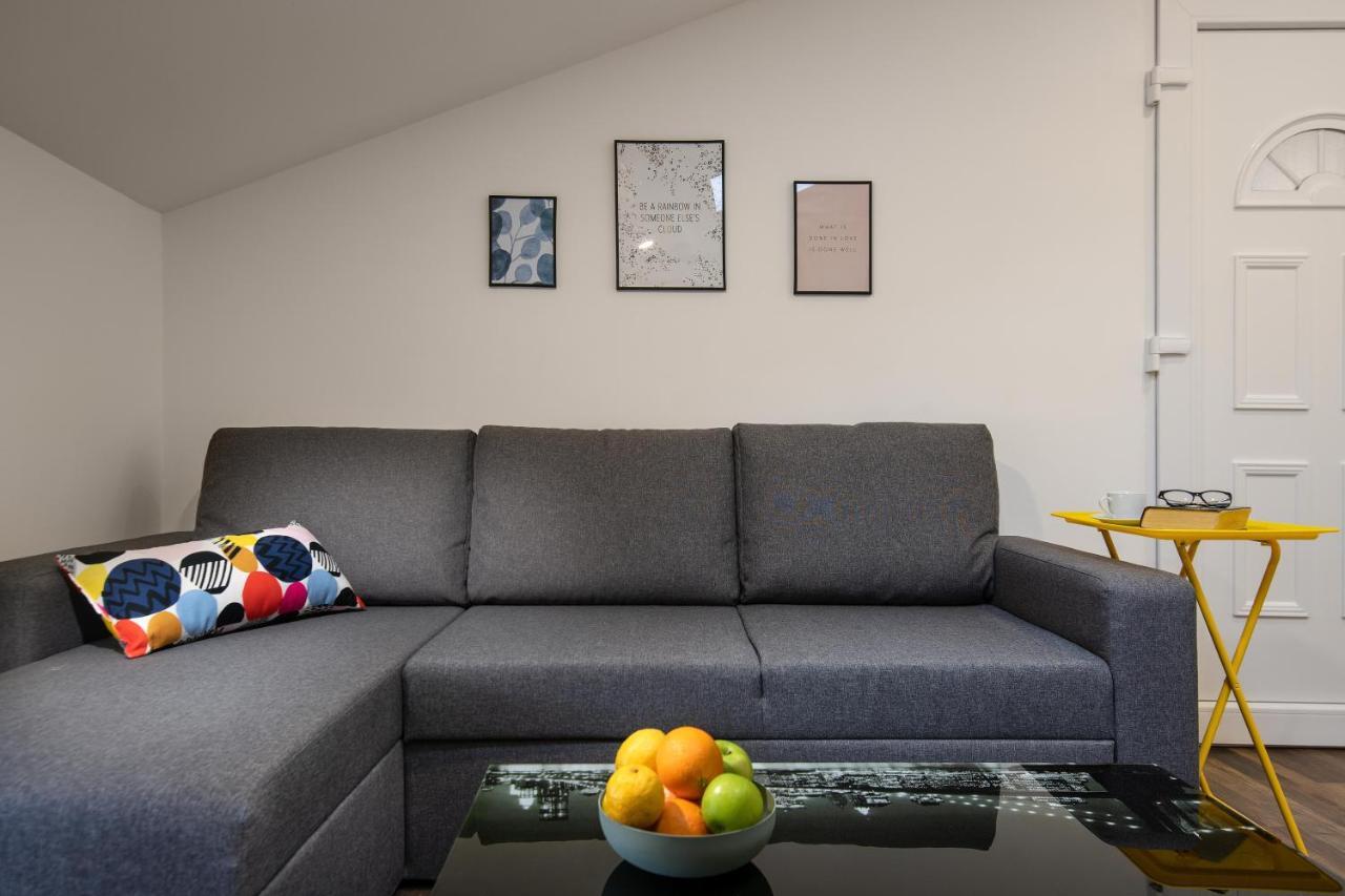 Hana - Attic Apartment In City Center Pula Exterior photo