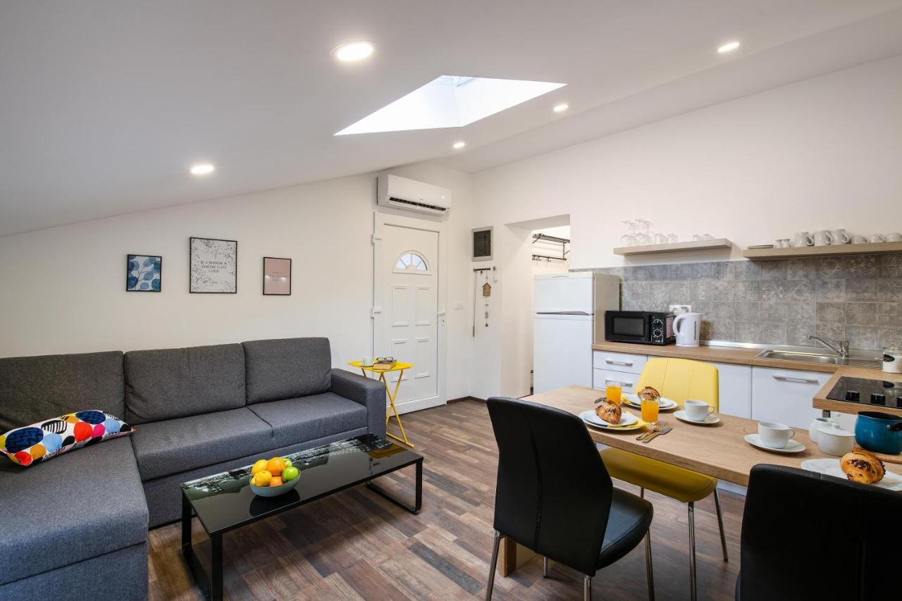 Hana - Attic Apartment In City Center Pula Exterior photo
