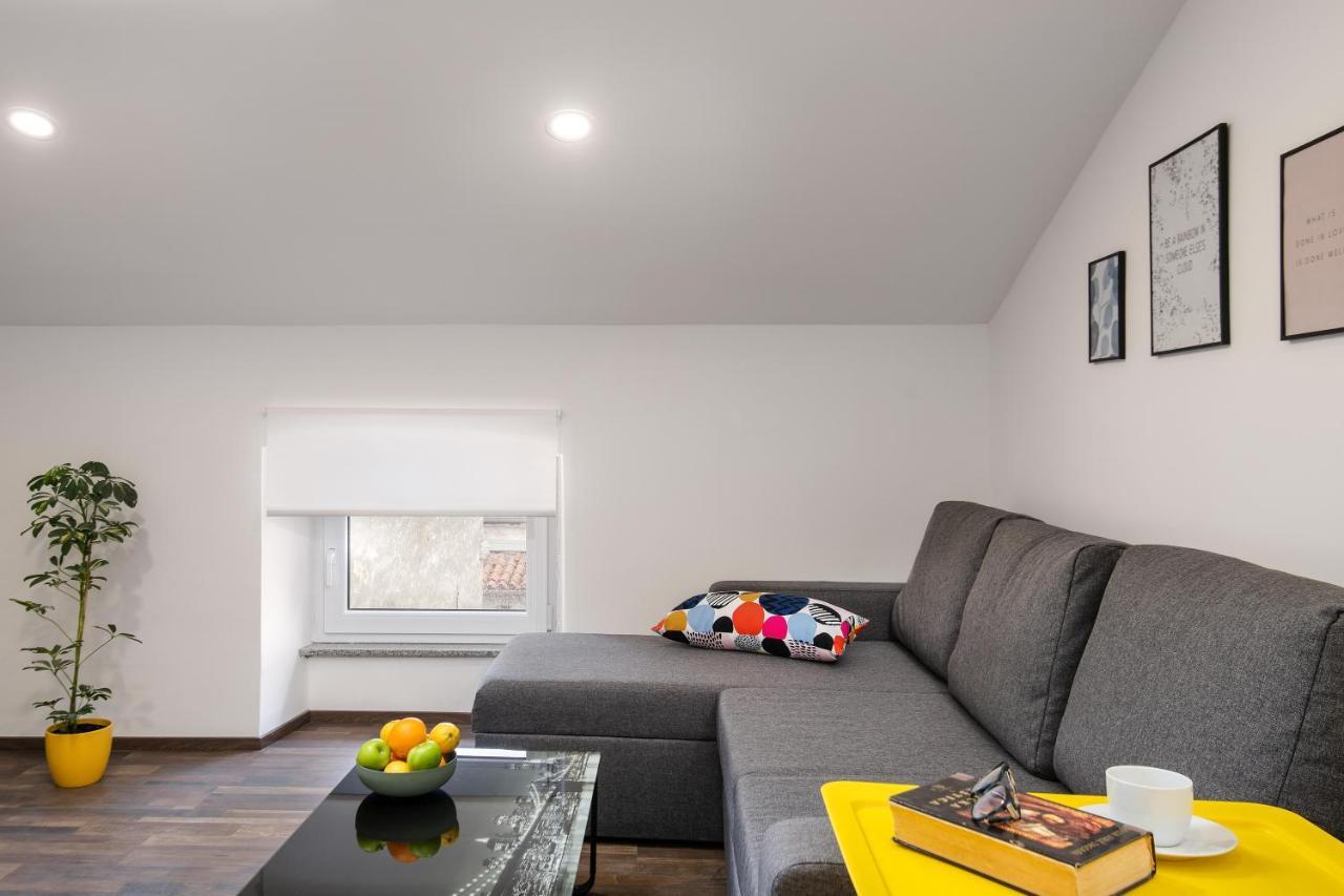 Hana - Attic Apartment In City Center Pula Exterior photo